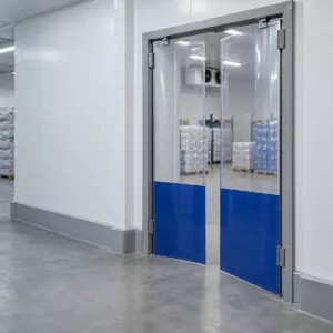 Маятниковая распашная двустворчатая эластичная дверь из ПВХ 210*120